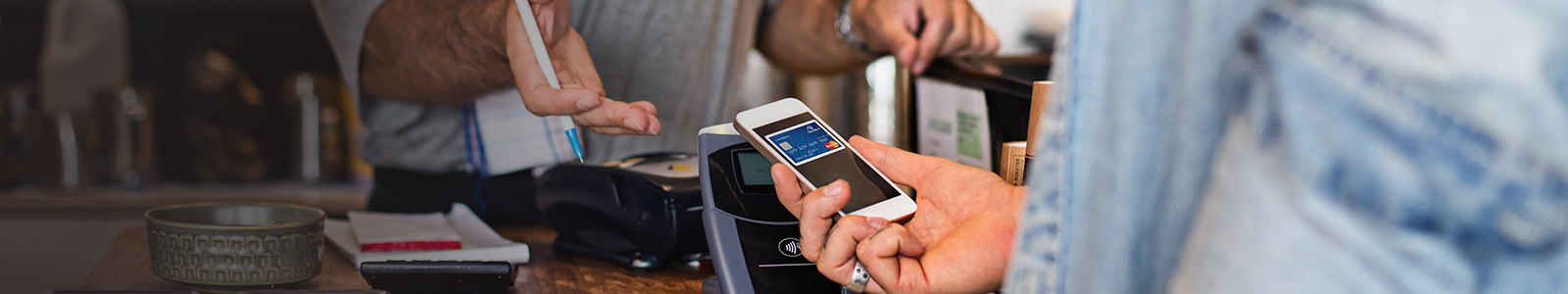 Es fácil y seguro. cliente pagando en una tienda con apple pay