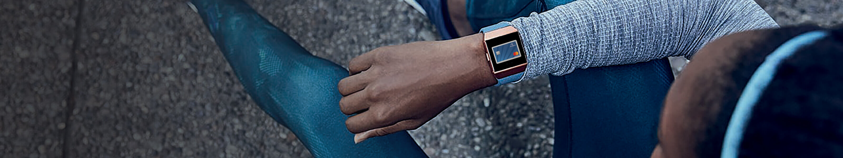 El secreto está en la muñeca. mujer deportista mirando un fitbit watch con MasterCard de suntrust