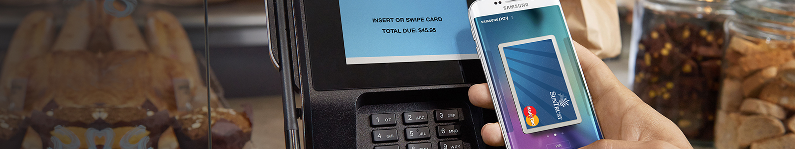 Haga pagos de manera virtual donde sea. cliente con teléfono móvil en la mano pagando sus compras con samsung pay