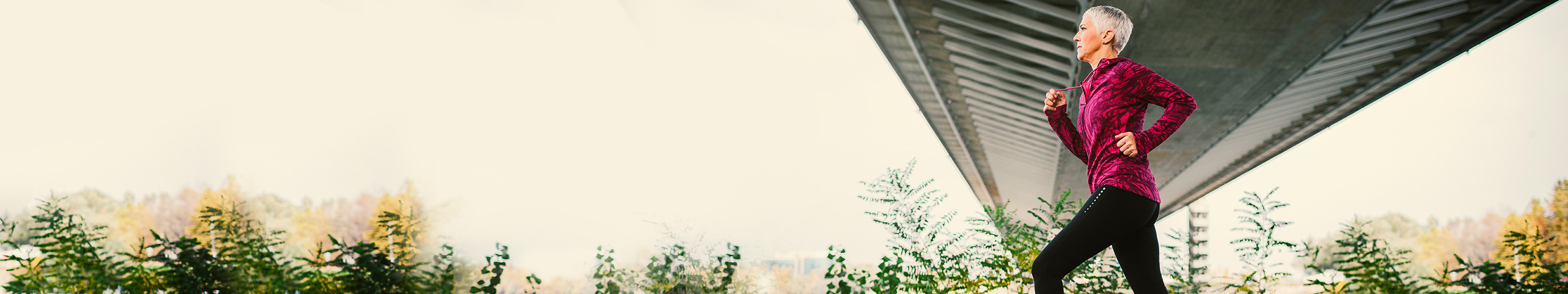Una mujer mayor corriendo al aire libre.
