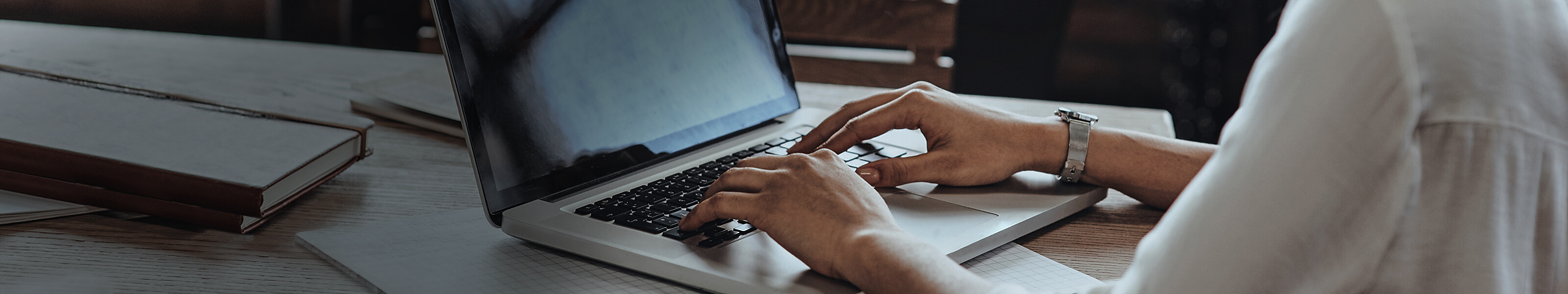 primer plano de manos escribiendo en teclado